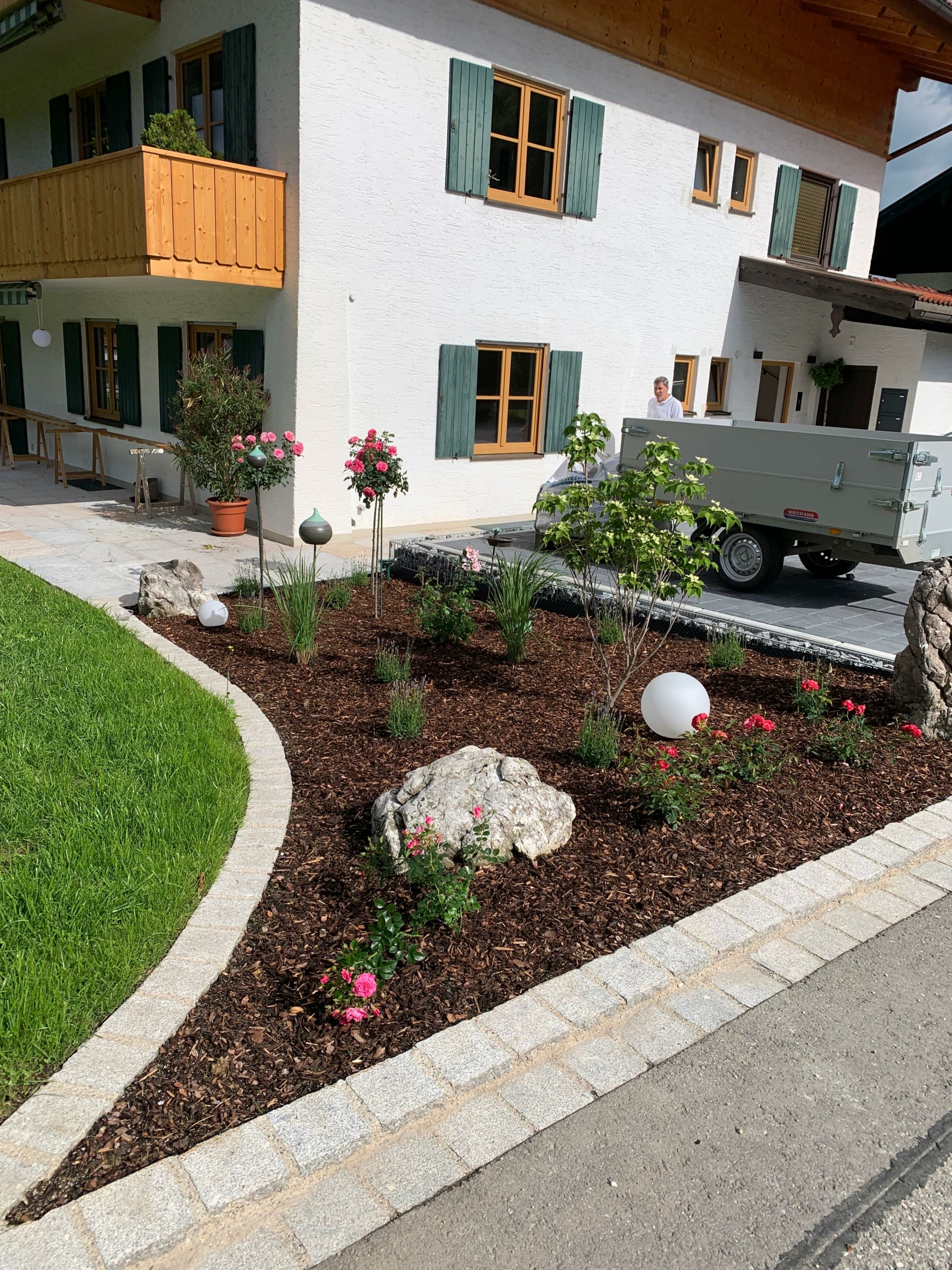 Rosenbeet und angrenzender Parkplatz