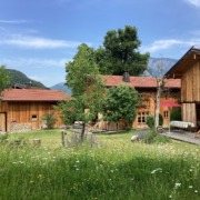 Lohei-Chalets im Sommer