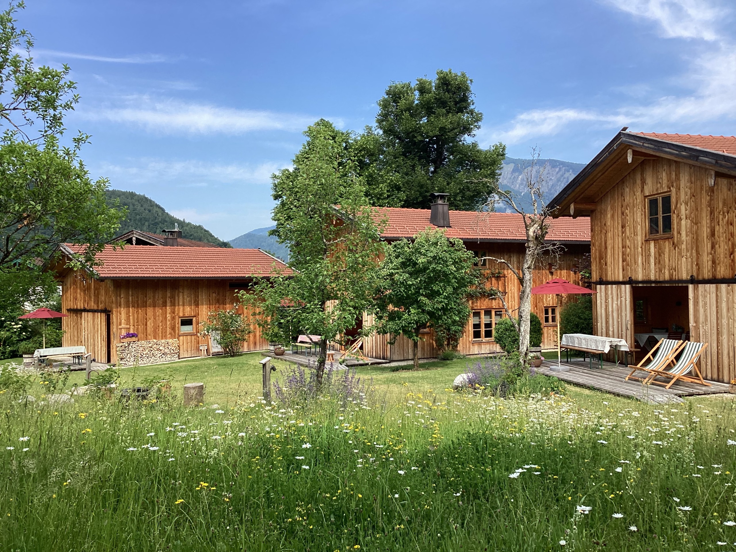 Lohei-Chalets im Sommer