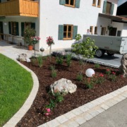 Rosenbeet und angrenzender Parkplatz