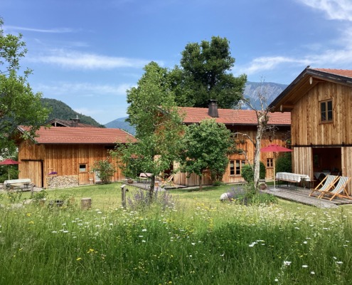 Lohei-Chalets im Sommer