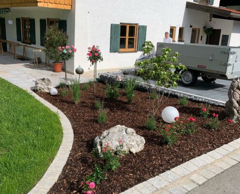 Rosenbeet und angrenzender Parkplatz