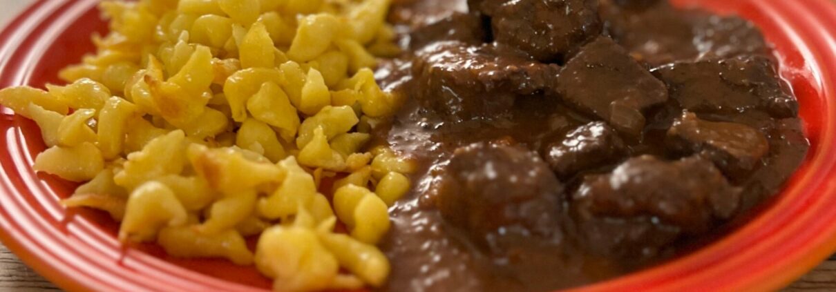 Rehgulasch mit Spätzle