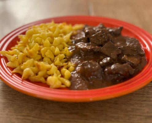 Rehgulasch mit Spätzle